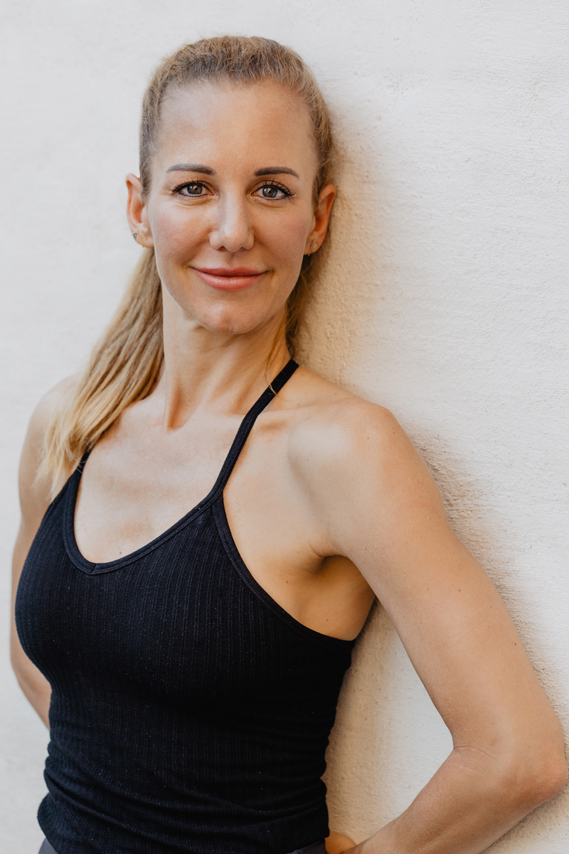 Yogalehrerin Heike Schwarzfischer von I AM ENOUGH YOGA hat ihre 200 Stunden Ausbildung bei der Patrick Broome Akademie absolviert