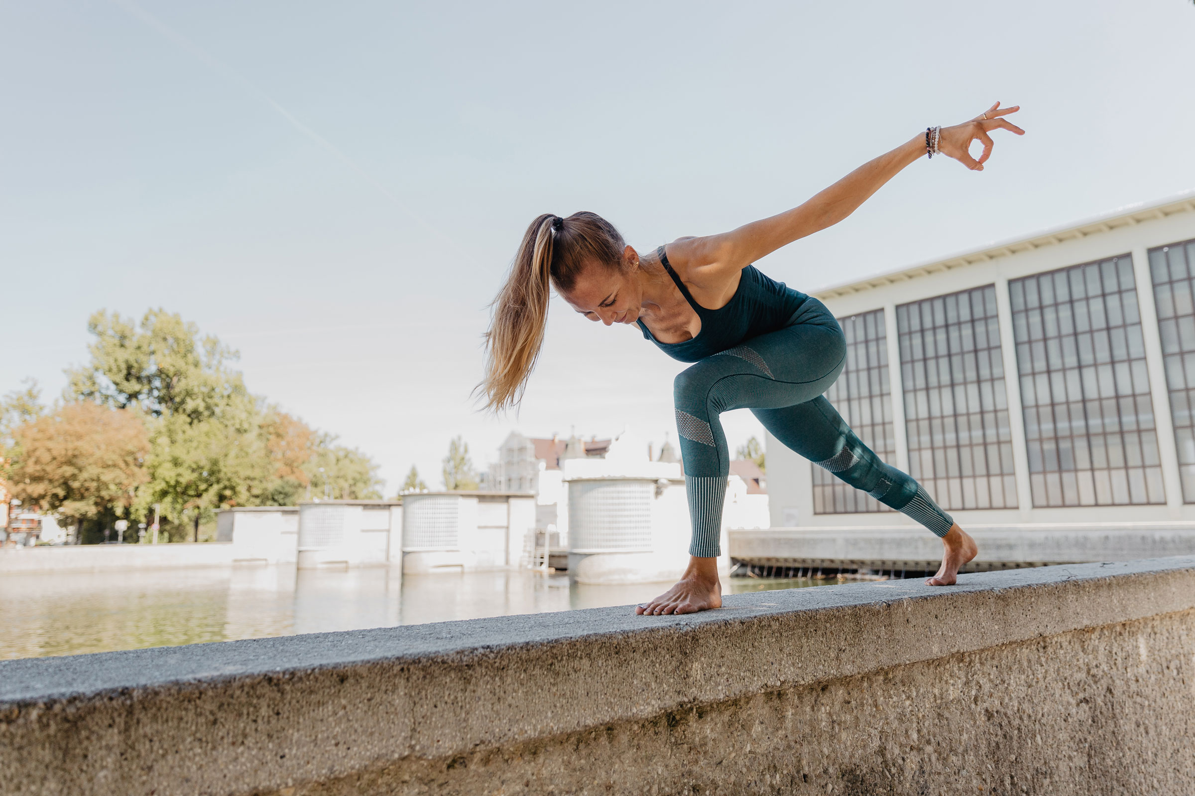 Yogalehrerin Heike Schwarzfischer von I AM ENOUGH YOGA am Maxwehr in Landshut bei München